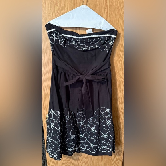 Elegant Black Floral Dress - Picture 1 of 5